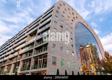 Rotterdam, pays-Bas - OCT10, 2021: Le Markthal est un immeuble résidentiel et de bureaux avec un marché en dessous. Ouvert sur 1 octobre 2014, par Q Banque D'Images