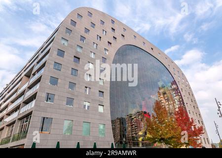 Rotterdam, pays-Bas - OCT10, 2021: Le Markthal est un immeuble résidentiel et de bureaux avec un marché en dessous. Ouvert sur 1 octobre 2014, par Q Banque D'Images