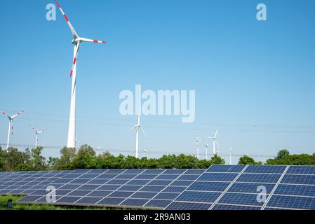 Centrales solaires et éoliennes avec lignes électriques vues en Allemagne Banque D'Images