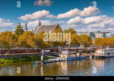 Maastricht, pays-Bas - 16 octobre 2021 : la rive du fleuve Maas dans la ville de Maastruch, dans la province du Limbourg, aux pays-Bas Banque D'Images