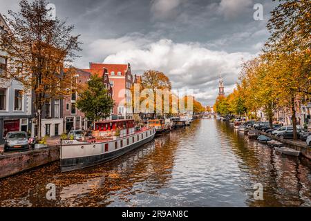 Amsterdam, pays-Bas - 14 octobre 2021 : canaux et architecture hollandaise typique à Amsterdam, la capitale des pays-Bas. Amsterdam en est un Banque D'Images