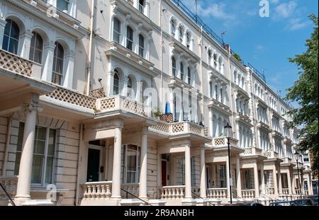 Maisons britanniques typiques en terrasse vues à Londres Banque D'Images