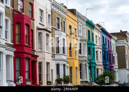 Maisons en terrasse colorées vues à Notting Hill, Londres Banque D'Images