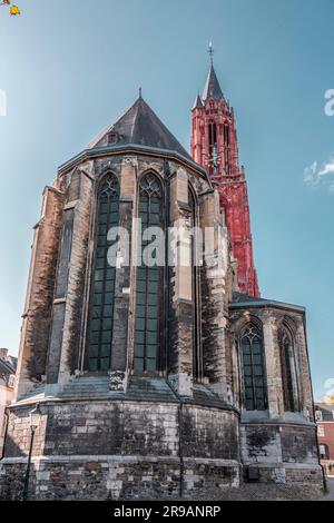 La tour gothique calcaire du Sint Janskerk à Maastricht. Il a été peint à l'origine avec du sang de boeuf et un baptistère pour la basilique Saint-Servatius. Banque D'Images