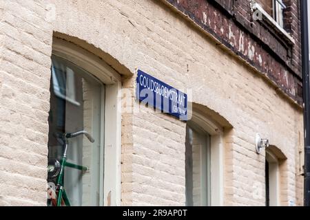 Amsterdam, pays-Bas - 17 octobre 2021 : panneau de rue Goudsbloemstraat dans un bâtiment typique de style hollandais à Amsterdam. La rue est dans le centre Banque D'Images