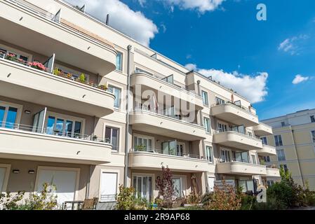 Maisons de ville blanches modernes avec jardin à l'avant vu à Berlin, Allemagne Banque D'Images