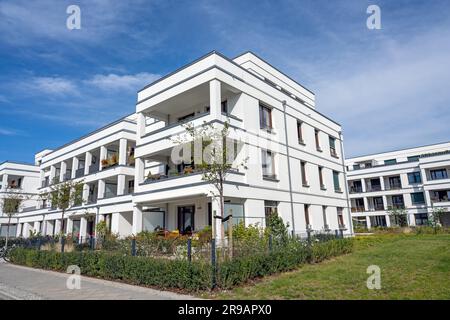 Appartements blancs modernes dans une nouvelle zone de développement à Berlin, en Allemagne Banque D'Images