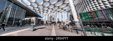 Utrecht, NL - OCT 9, 2021: La gare centrale d'Utrecht est le centre de transit qui intègre deux pistes cyclables, deux stations de bus, deux arrêts de tramway et le c Banque D'Images