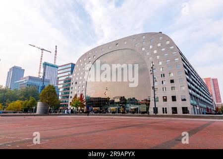 Rotterdam, pays-Bas - OCT10, 2021: Le Markthal est un immeuble résidentiel et de bureaux avec un marché en dessous. Ouvert sur 1 octobre 2014, par Q Banque D'Images