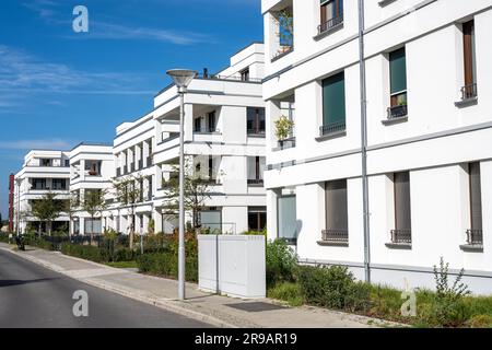 Maisons de ville blanches modernes dans un quartier en développement à Berlin, en Allemagne Banque D'Images