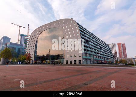 Rotterdam, pays-Bas - OCT10, 2021: Le Markthal est un immeuble résidentiel et de bureaux avec un marché en dessous. Ouvert sur 1 octobre 2014, par Q Banque D'Images