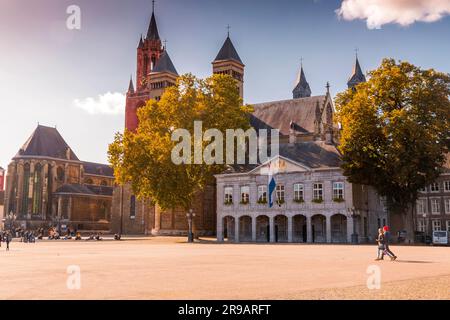 Maastricht, pays-Bas - 16 octobre 2021: Vrijthof est une grande place urbaine dans le centre de Maastricht, pays-Bas. Dans le 19th siècle il est devenu le t Banque D'Images