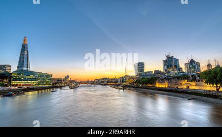 Coucher de soleil sur la Tamise à Londres avec les gratte-ciels de la ville Banque D'Images