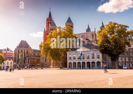 Maastricht, pays-Bas - 16 octobre 2021: Vrijthof est une grande place urbaine dans le centre de Maastricht, pays-Bas. Dans le 19th siècle il est devenu le t Banque D'Images