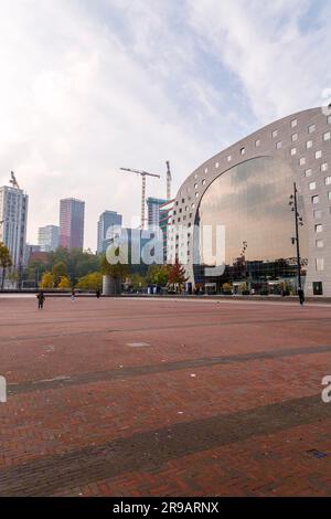 Rotterdam, pays-Bas - OCT10, 2021: Le Markthal est un immeuble résidentiel et de bureaux avec un marché en dessous. Ouvert sur 1 octobre 2014, par Q Banque D'Images