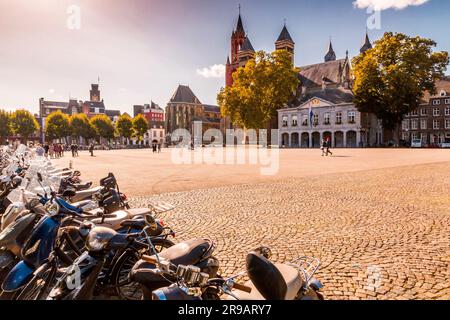 Maastricht, pays-Bas - 16 octobre 2021: Vrijthof est une grande place urbaine dans le centre de Maastricht, pays-Bas. Dans le 19th siècle il est devenu le t Banque D'Images