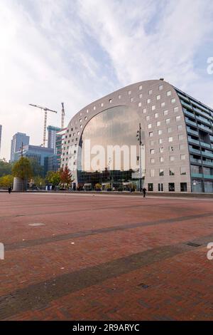 Rotterdam, pays-Bas - OCT10, 2021: Le Markthal est un immeuble résidentiel et de bureaux avec un marché en dessous. Ouvert sur 1 octobre 2014, par Q Banque D'Images