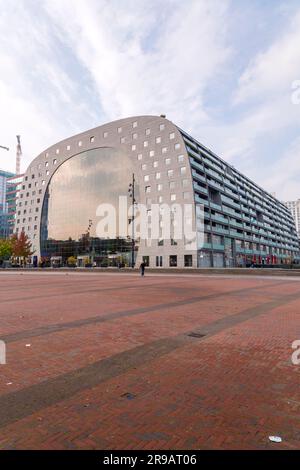 Rotterdam, pays-Bas - OCT10, 2021: Le Markthal est un immeuble résidentiel et de bureaux avec un marché en dessous. Ouvert sur 1 octobre 2014, par Q Banque D'Images