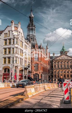 Amsterdam, pays-Bas - 14 octobre 2021 : vue sur la rue et architecture générique à Amsterdam avec des bâtiments typiques de style hollandais. Amsterdam en est un Banque D'Images