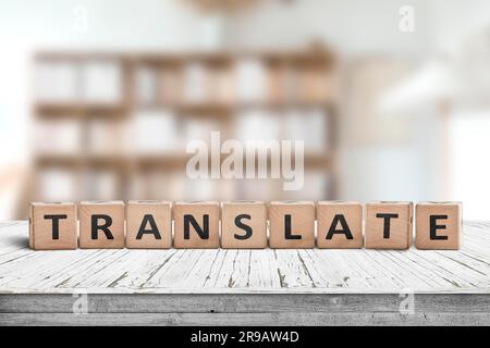 Traduisez le message sur un bureau dans un salon lumineux en arrière-plan Banque D'Images