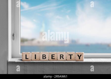 La liberté signe dans un rebord de fenêtre en vue de la statue de la liberté Banque D'Images