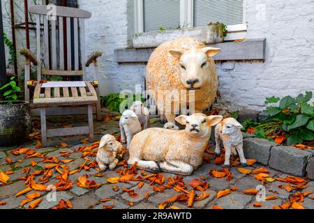 Groupe de figurines de mouton en céramique, décorations de jardin colorées Banque D'Images