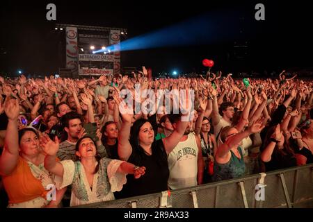 Vienne, Autriche. 25 juin 2023. Le chanteur irlandais/américain Michael Patrick „Paddy“ Kelly sur la scène principale de la 40th „Donauinselfest“ de, interprétant ses chansons les plus connues avec un groupe. ©Andreas Stroh Banque D'Images