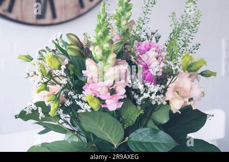 Beau bouquet de fleurs de différentes couleurs dans un décor romantique Banque D'Images