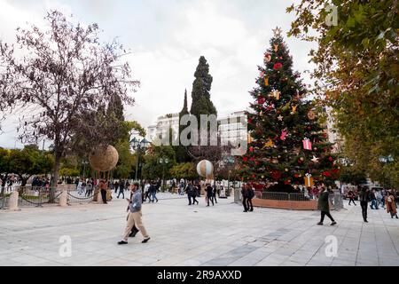 Athènes, Grèce - 24 novembre 2021 : décorations de Noël sur la place Syntagma, au centre d'Athènes, capitale grecque. Banque D'Images