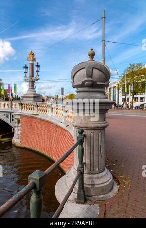 Amsterdam, pays-Bas - 11 octobre 2021 : canaux et architecture hollandaise typique d'Amsterdam, l'une des destinations touristiques les plus populaires d'Europe. Banque D'Images