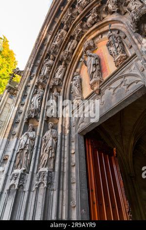 Sculptures sur la porte de la basilique Saint-Servatius à Maastricht, pays-Bas. Le complexe a été construit vers le septième siècle. Banque D'Images