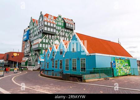 Zaandam, pays-Bas - 13 octobre 2021 : vue extérieure de l'hôtel Inntel situé à Zaandam. La façade saisissante contient près de 70 styl de maison de Zaans Banque D'Images