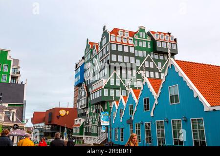 Zaandam, pays-Bas - 13 octobre 2021 : vue extérieure de l'hôtel Inntel situé à Zaandam. La façade saisissante contient près de 70 styl de maison de Zaans Banque D'Images