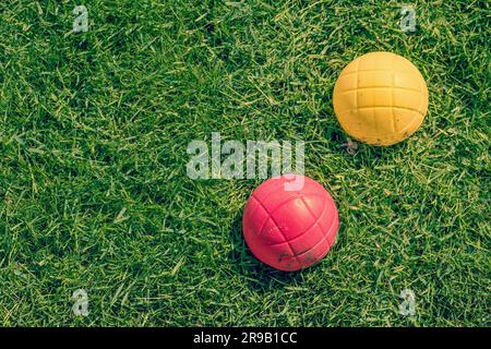 Balle rouge et jaune d'un jardin de boccia jeu sur la pelouse Banque D'Images