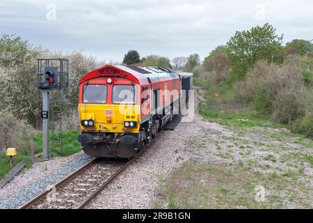 DB cargo rail UK locomotive de classe 66 passant Little Kimble (ligne Aylesbury-Princess Risborough) avec un train de marchandises de wagons de granulats vides Banque D'Images