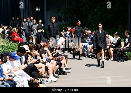 Paris, Frankreich. 25th juin 2023. SACAI Printemps été 2024 piste pendant la semaine de mode de Paris le 2023 juin - Paris; France 25/06/2023 crédit: dpa/Alay Live News Banque D'Images