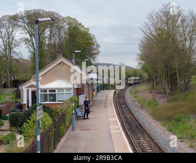 Gare de Little Kimble avec son quai unique avec un train Turbostar Chiltern Railways classe 168 arrivant avec un seul passager Banque D'Images