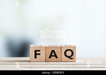 FAQ Inscription faite de bois sur une table de bureau Banque D'Images