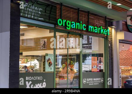 Athènes, Grèce - 27 novembre 2021 : magasin devant un magasin biologique à Athènes, Grèce. Banque D'Images