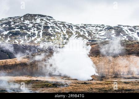 Nature de l'énergie géothermique en Islande avec champs steamy Banque D'Images