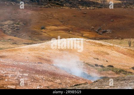 L'activité géothermique dans la nature islandaise avec de la vapeur qui monte du sol Banque D'Images