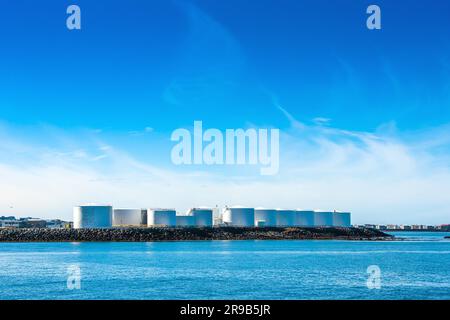 Équipements en Chambre silo par un océan bleu azur avec ciel bleu Banque D'Images