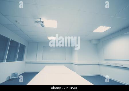 Tableau blanc dans une salle de conférence en bleu Banque D'Images