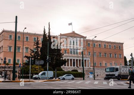 Athènes, Grèce - 27 novembre 2021 : façade du bâtiment du Parlement hellénique sur la place Syntagma à Athènes, la capitale grecque. Banque D'Images