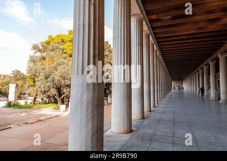 Athènes, Grèce - 25 novembre 2021 : le STOA d'Attalos est un portique couvert dans l'Agora d'Athènes. Reconstruit en 1956 et abrite le Musée de l'Anci Banque D'Images