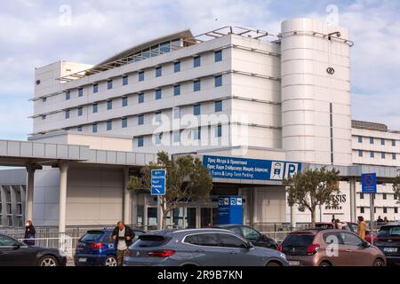 Athènes, Grèce - 27 novembre 2021 : Sofitel Athens Airport Hotel. Sofitel Hotels and Resorts est une chaîne d'hôtels de luxe française basée à Paris et appartenant à Accor Banque D'Images