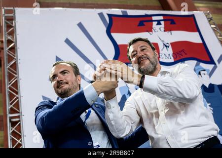 Chivasso, Italie. 25 juin 2023. Matteo Salvini (R), vice-Premier ministre italien et secrétaire de la Ligue du Nord, se met en présence de Riccardo Molinari lors du congrès de la Ligue du Nord Piémont (Ligue du Nord du Piémont), une section régionale du parti politique de la Ligue du Nord (Ligue du Nord). Le congrès a réélu l'actuel secrétaire Riccardo Molinari. Credit: Nicolò Campo/Alay Live News Banque D'Images