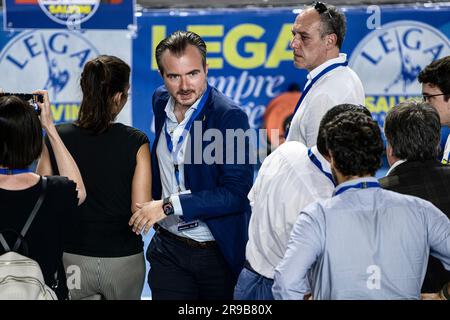 Chivasso, Italie. 25 juin 2023. Riccardo Molinari entre dans la foule lors du congrès de la Ligue Piémont Nord (Ligue Piémont Nord), une section régionale du parti politique de la Ligue Nord (Ligue Nord). Riccardo Molinari a été réélu secrétaire régional par le congrès. Credit: Nicolò Campo/Alay Live News Banque D'Images