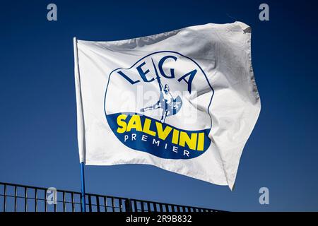 Chivasso, Italie. 25 juin 2023. Un drapeau de la Ligue du Nord se déporte contre le ciel bleu lors du congrès de la Ligue Piémont du Nord, une section régionale du parti politique de la Ligue du Nord (Ligue du Nord). Le congrès a réélu l'actuel secrétaire Riccardo Molinari. Credit: Nicolò Campo/Alay Live News Banque D'Images