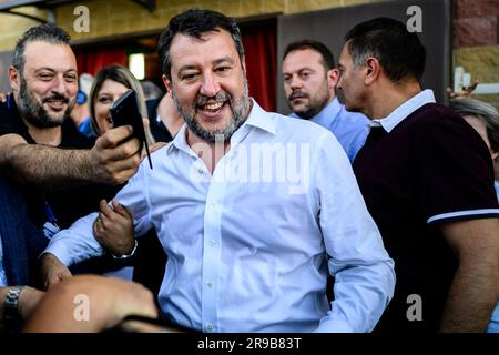 Chivasso, Italie. 25 juin 2023. Matteo Salvini, vice-Premier ministre italien et secrétaire de la Ligue du Nord, quitte le congrès de la Ligue du Nord Piémont (Ligue du Nord du Piémont), une section régionale du parti politique de la Ligue du Nord. Le congrès a réélu l'actuel secrétaire Riccardo Molinari. Credit: Nicolò Campo/Alay Live News Banque D'Images